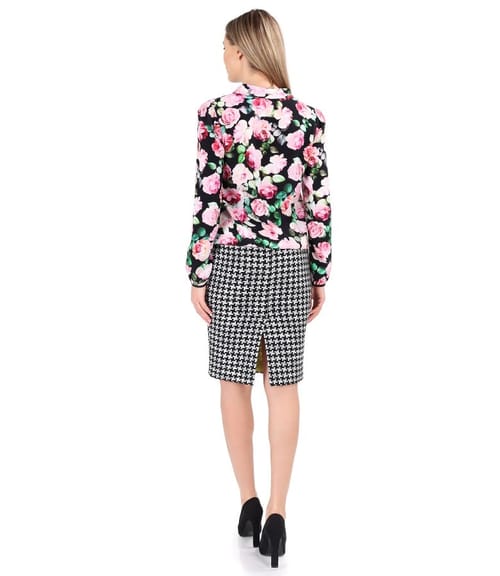 Tinuta office cu fusta din bucle si bluza din saten de viscoza cu guler tip esarfa