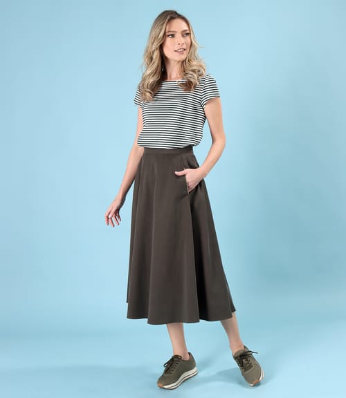Tinuta smart casual cu fusta semiclos si bluza din jerse cu dungi