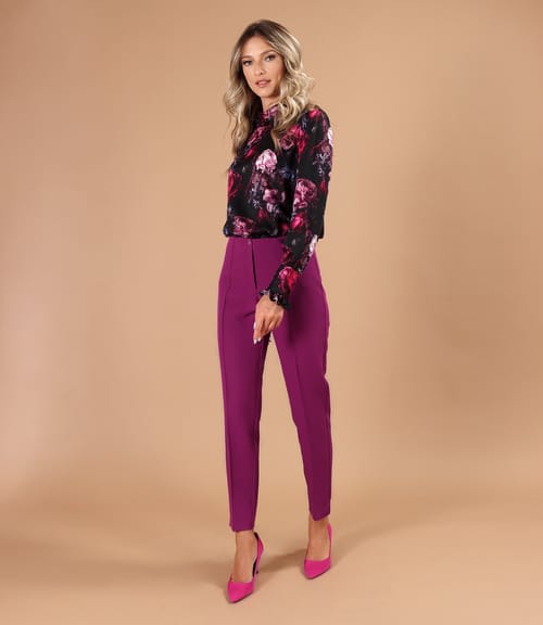Tinuta office cu pantaloni pana si bluza din viscoza imprimata cu motive florale