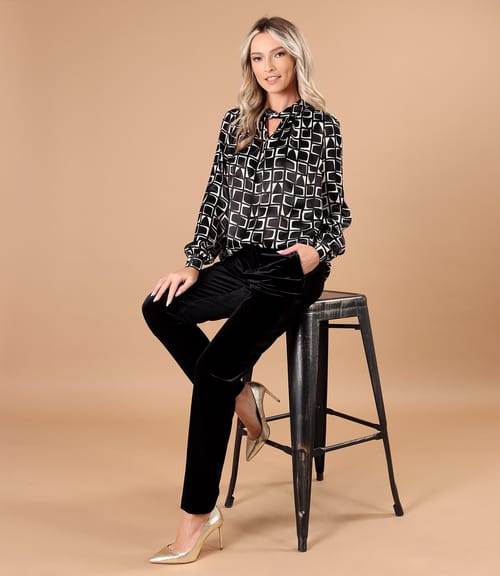 Bluza lejera din viscoza cu pantaloni din catifea elastica neagra