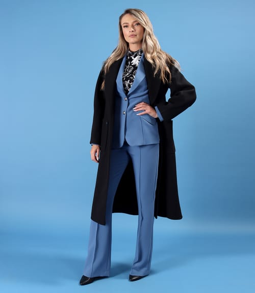 Tinuta eleganta cu pardesiu din stofa groasa si costum cu sacou si pantaloni