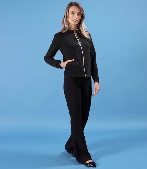 Tinuta eleganta cu pantaloni evazati si bluza din jerse elastic gros cu buline tesute in relief