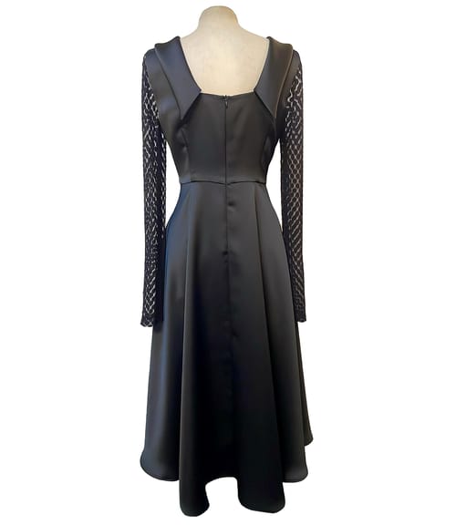 Rochie midi satinata cu maneci lungi din dantela