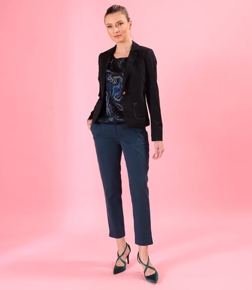 Tinuta eleganta cu pantaloni pana din tencel cu sacou din jerse elastic cu lana virgina