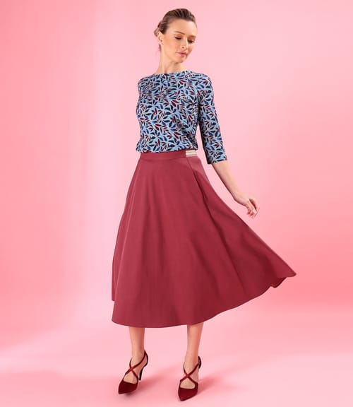 Tinuta eleganta cu fusta midi din tencel si bluza din jerse elastic