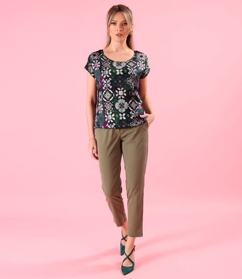 Tinuta smart casual cu pantaloni lejeri din tencel si bluza din viscoza