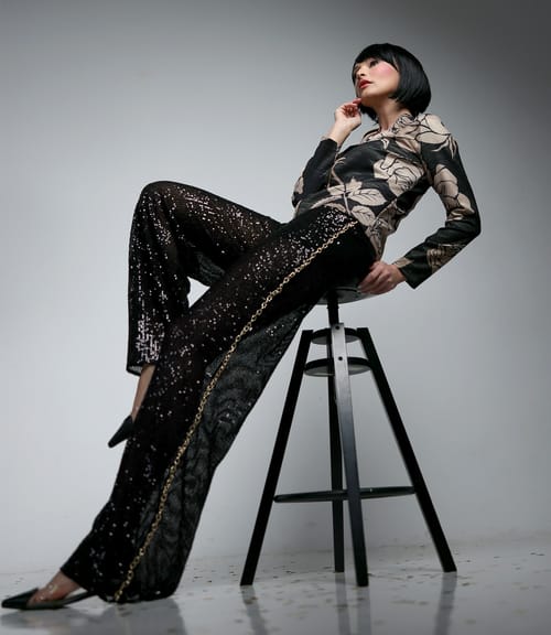 Pantaloni de seara din paiete fine cu lant auriu pe lateral dreapta