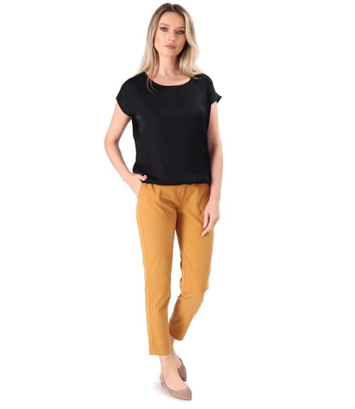 Tinuta eleganta cu pantaloni din tencel si bluza din satin de viscoza