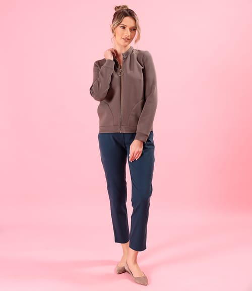 Tinuta smart casual cu pantaloni lejeri din tencel si bluza cu fermoar pe fata