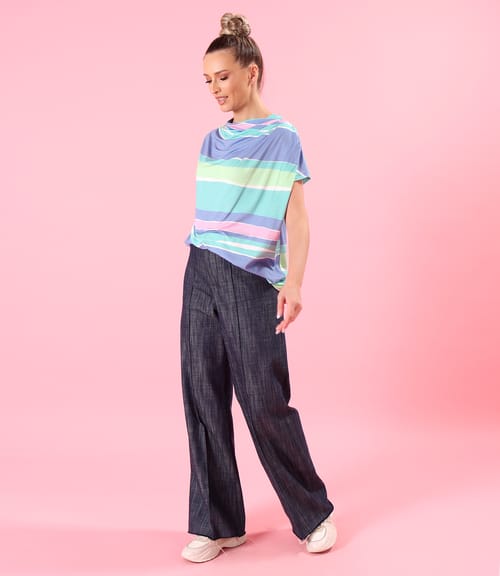 Bluza lejera cu pliuri pe umar din jerse elastic imprimat cu dungi