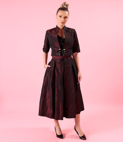 Tinuta de cocktail cu fusta midi si bolero din tafta usoara cu efect changeante