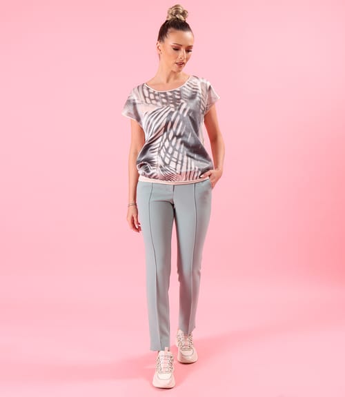 Tinuta smart casual cu pantaloni pana si bluza cu fata din viscoza satinata cu motive geometrice