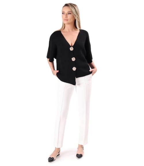 Cardigan tricotat cu pantaloni pana cu dunga pe fata