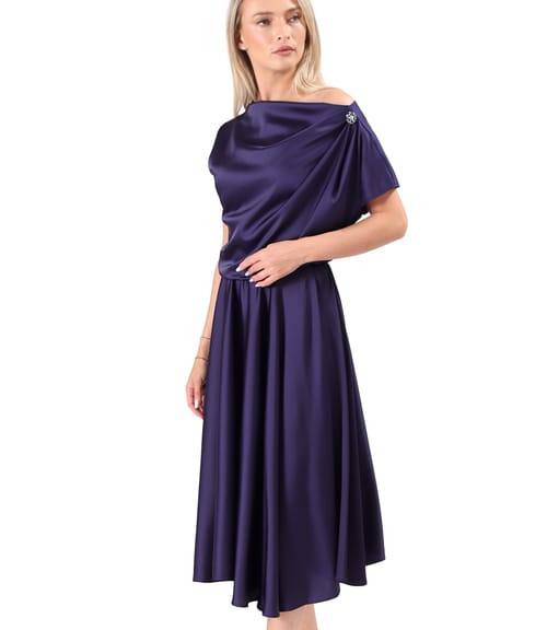 Rochie midi din satin elastic cu decolteu barcuta