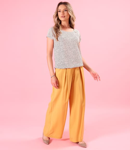 Pantaloni largi cu bluza lejera din viscoza imprimata cu picouri