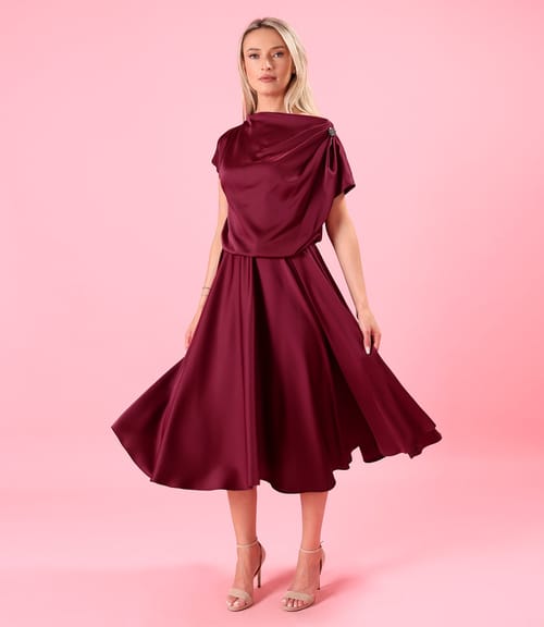 Rochie midi din satin elastic cu decolteu barcuta