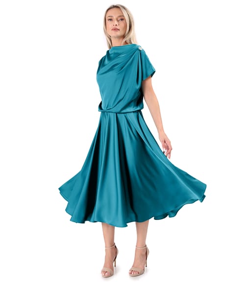 Rochie midi din satin elastic cu decolteu barcuta