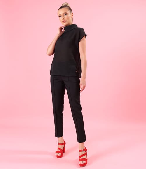 Pantaloni pana cu dunga pe fata cu bluza din tencel fara maneci