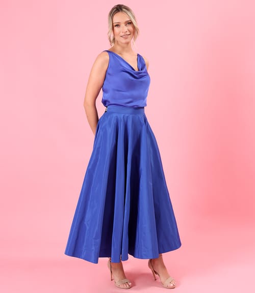 Tinuta de seara cu fusta lunga din tafta cu bluza pe bie
