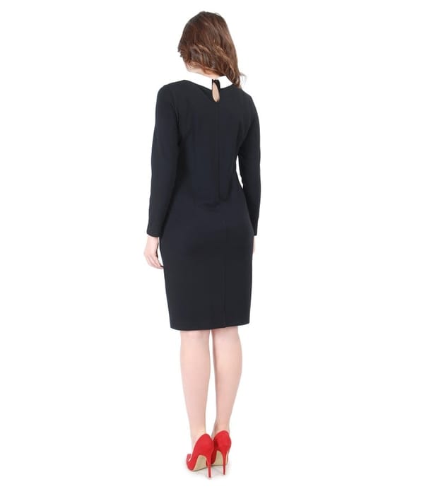 Tinuta eleganta cu rochie din tricot elastic si brosa cu cristale 