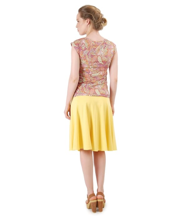 Tinuta casual cu fusta evazata si tricou din jerse imprimat