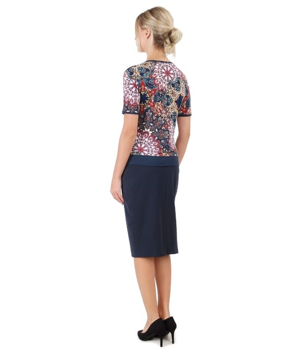 Tinuta eleganta cu fusta conica si bluza din jerse imprimat in relief