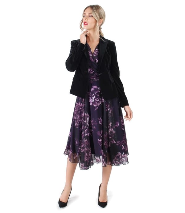 Tinuta de ocazie cu rochie din voal imprimat si sacou din catifea