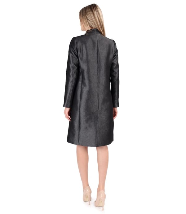 Tinuta eleganta cu pardesiu din stofa cu efect lucios si rochie evazata