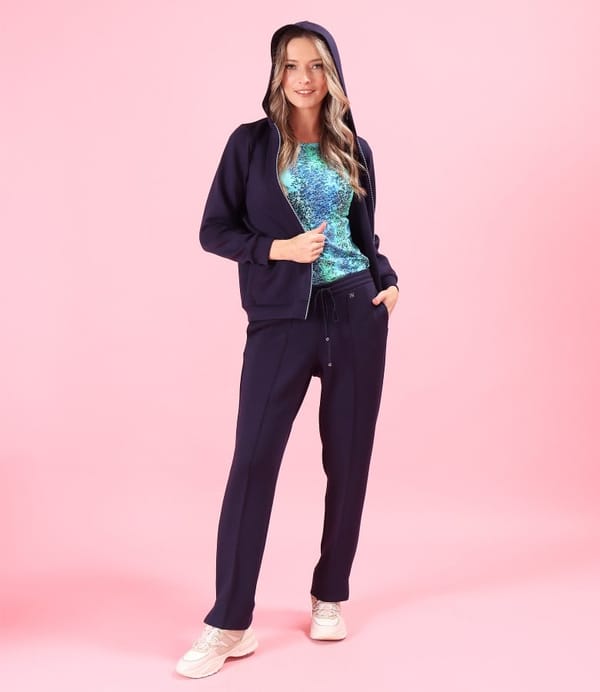 Tinuta smart casual cu pantaloni lejeri si hanorac din scuba cu viscoza