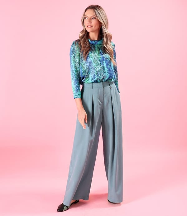 Pantaloni largi din viscoza cu bluza lejera din matase naturala