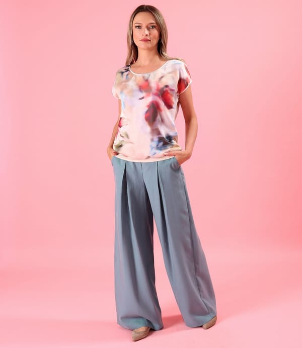 Tinuta smart casual cu pantaloni lejeri si bluza cu fata din voal