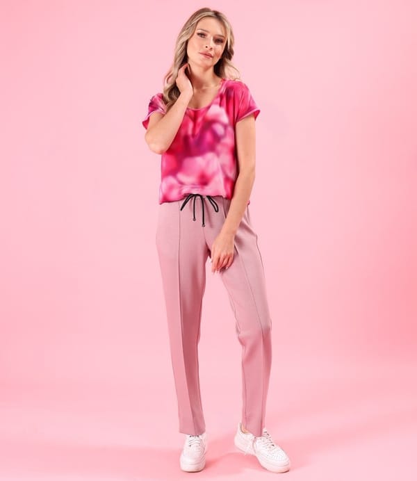 Tinuta smart casual cu pantaloni lejeri din scuba cu viscoza si bluza cu fata din voal