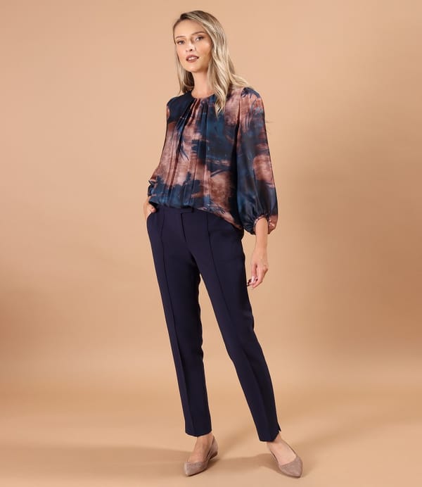 Tinuta eleganta cu pantaloni pana si bluza lejera din voal imprimat