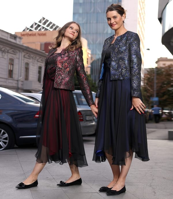Tinuta de ocazie cu rochie midi si sacou din brocard cu fir metalic si motive florale