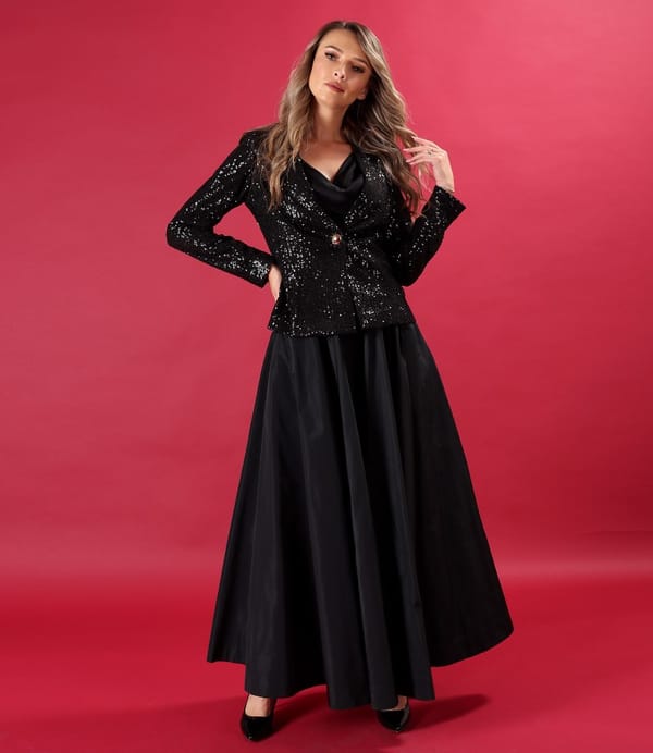 Tinuta de seara cu sacou din paiete si fusta lunga din tafta