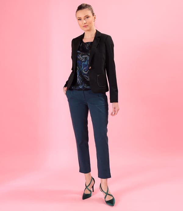 Tinuta eleganta cu pantaloni pana din tencel cu sacou din jerse elastic cu lana virgina