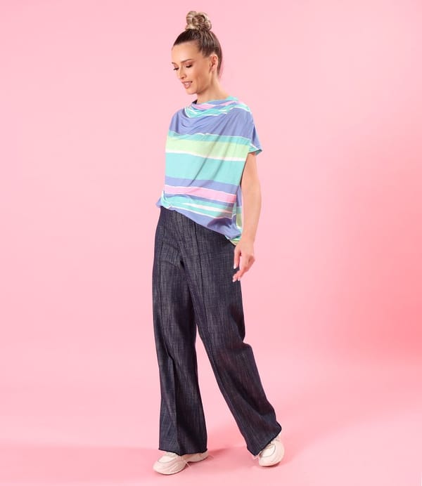 Bluza lejera cu pliuri pe umar din jerse elastic imprimat cu dungi