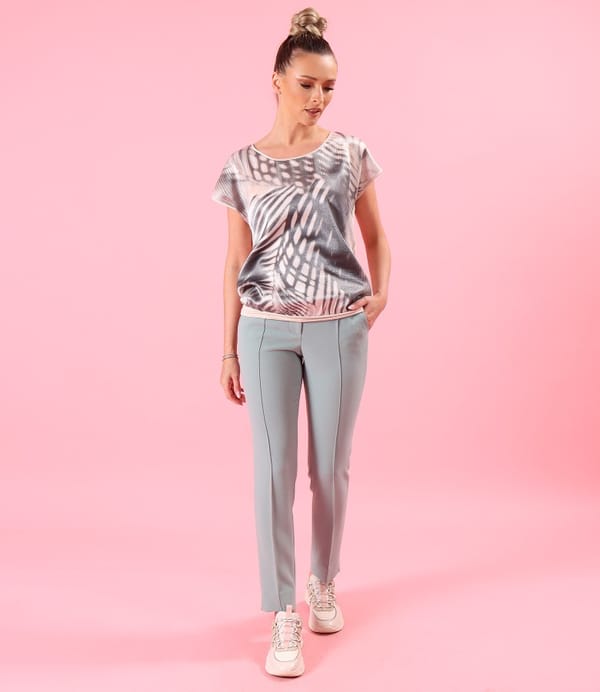 Tinuta smart casual cu pantaloni pana si bluza cu fata din viscoza satinata cu motive geometrice