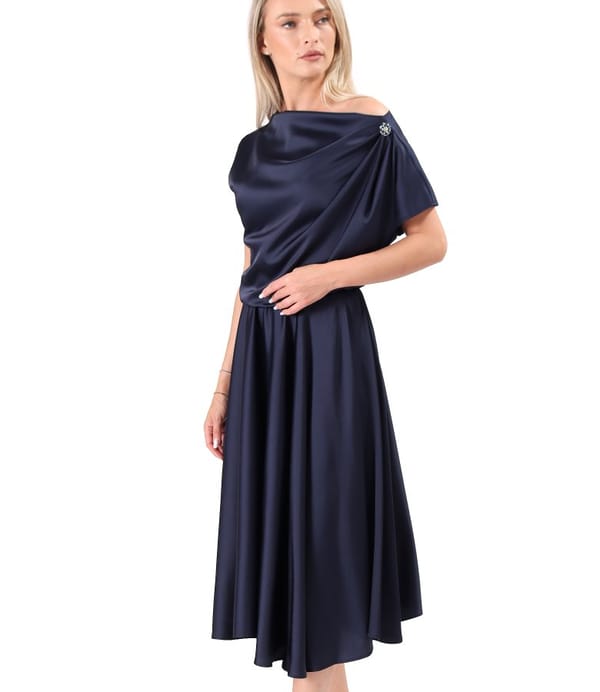 Rochie midi din satin elastic cu decolteu barcuta