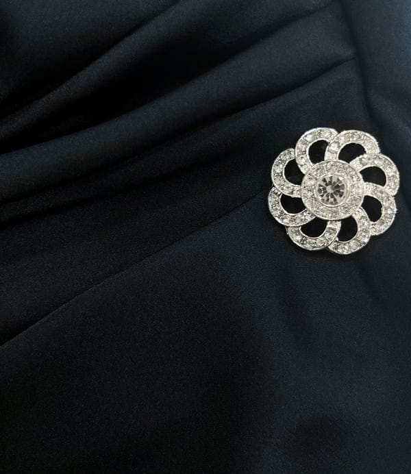 Rochie midi din satin elastic cu decolteu barcuta