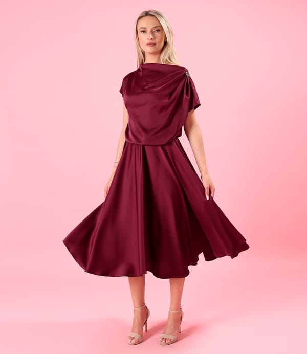 Rochie midi din satin elastic cu decolteu barcuta