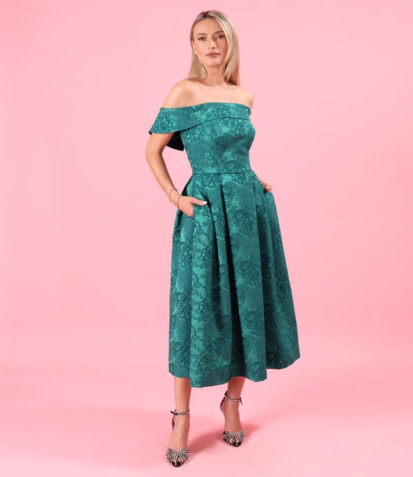 Rochie eleganta de seara cu umeri goi din brocart cu motive florale