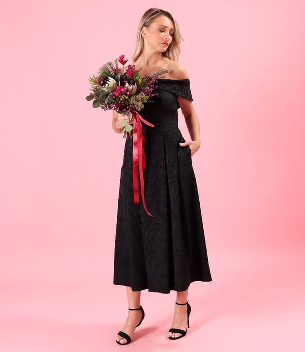 Rochie eleganta de seara cu umeri goi din brocart elastic cu motive florale