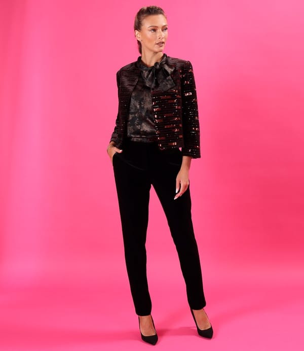Bluza eleganta imprimata cu motive aurii si guler esarfa