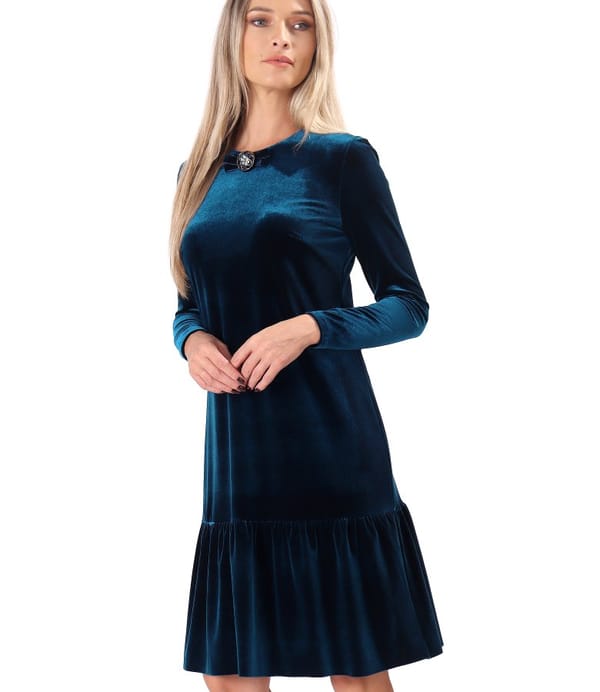 Rochie eleganta din catifea elastica cu volan si brosa la decolteu