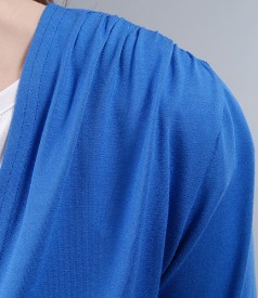 Bluza din jerse albastru legata cu cordon