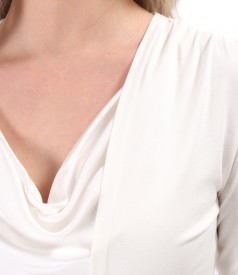 Bluza din jerse alb-ecru legata cu cordon
