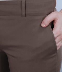Pantaloni din bumbac elastic maro cu buzunare