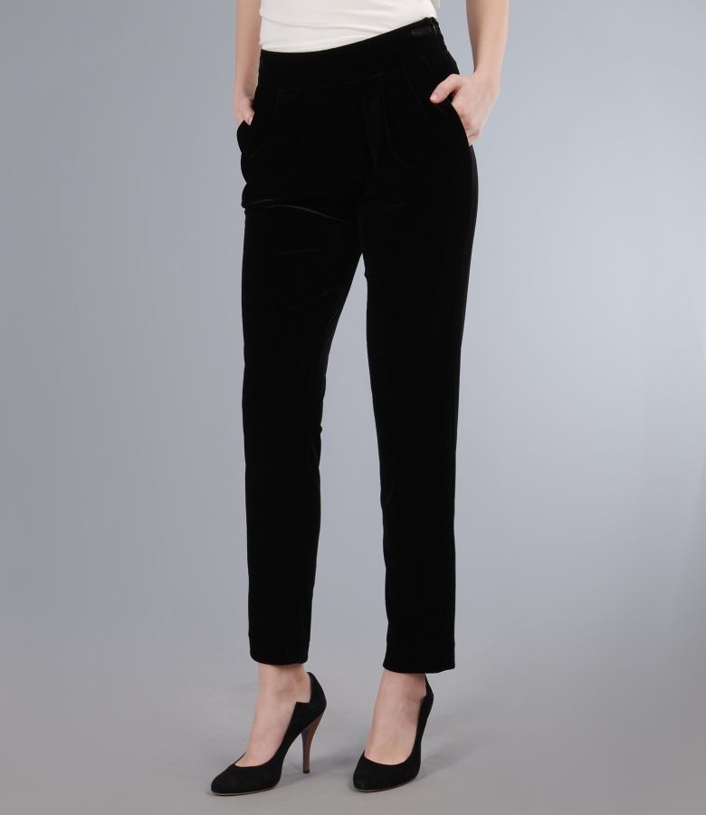 Pantaloni din catifea elastica neagra cu buzunare si falduri