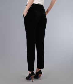 Pantaloni din catifea elastica neagra cu buzunare si falduri